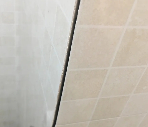 依兰瓷砖空鼓维修公司分享阳台瓷砖脱落的修复过程可以分为以下几个步骤