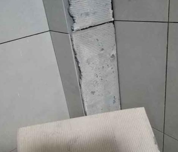 依兰瓷砖空鼓维修公司分享下厨房瓷砖脱落的补救措施。